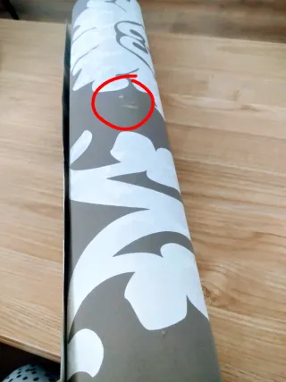 Papel pintado floral beige y blanco