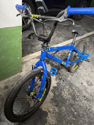 Bicicleta BMX azul para skate park