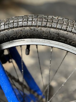 Bicicleta BMX azul para skate park