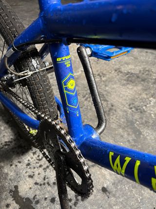 Bicicleta BMX azul para skate park