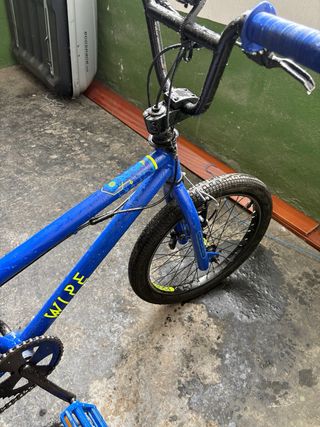 Bicicleta BMX azul para skate park