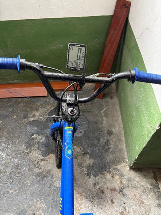 Bicicleta BMX azul para skate park