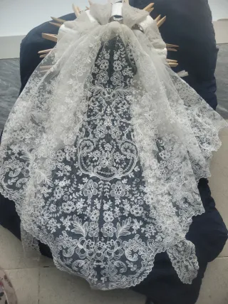 Mantilla y delantal de encaje negro