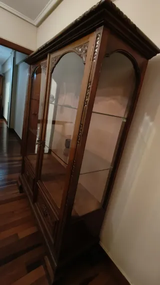 Vitrina de madera con puertas de cristal