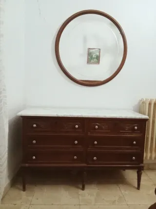 Armario, mesitas y cómoda de madera