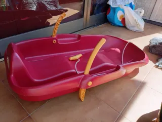 Trineo rojo con cuerda