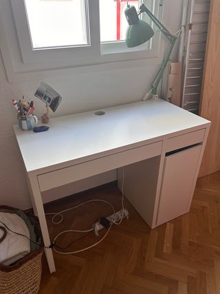 Escritorio blanco con cajoneras.