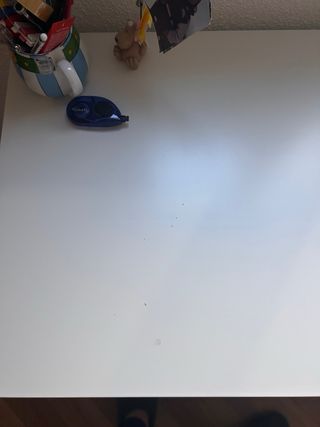 Escritorio blanco con cajoneras.