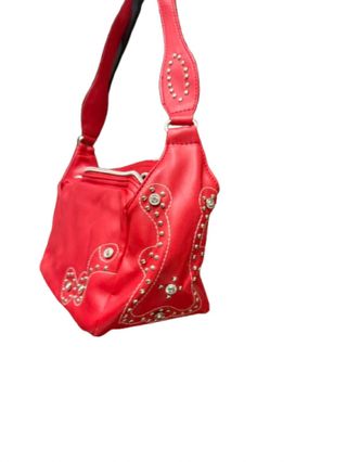 Bolso rojo con tachuelas