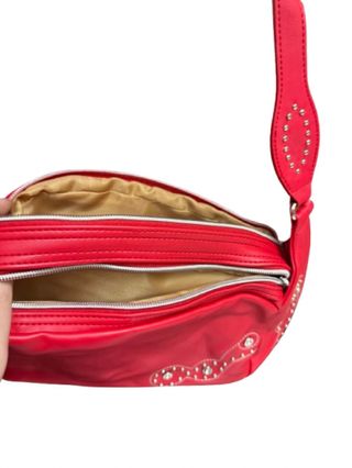 Bolso rojo con tachuelas