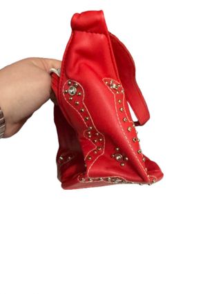 Bolso rojo con tachuelas