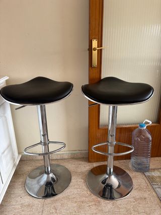 2 Taburetes Altos Cuero y Metal