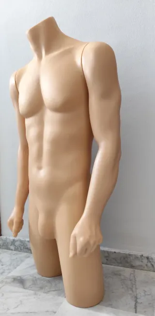 Maniquí Torso Masculino Beige