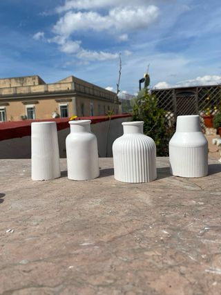 Set 4 vasetti in gesso