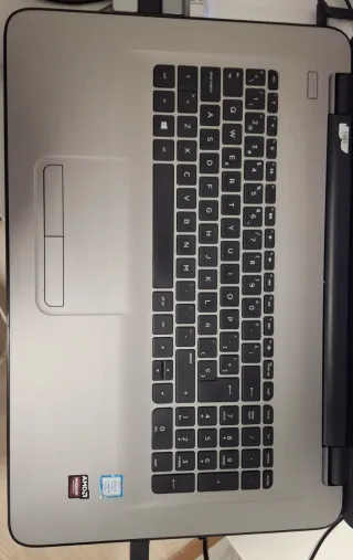 Portátil HP 17,3 i5 16GB SSD Radeon W11