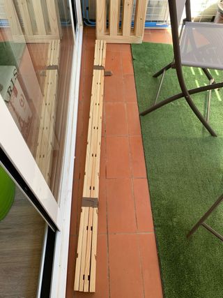 Estantería de madera de pino