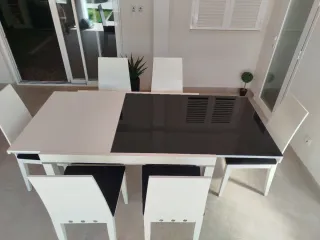 Mesa y 6 Sillas Comedor Negras y Blancas