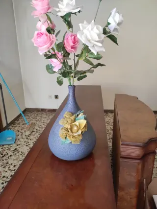 Jarrón decorativo azul y dorado