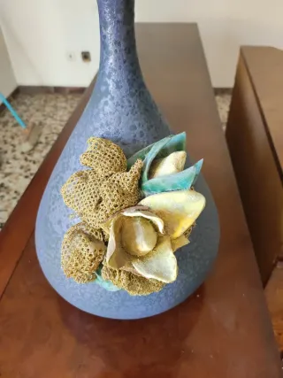 Jarrón decorativo azul y dorado