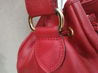 Bombonera de piel roja