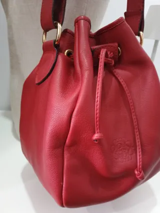 Bombonera de piel roja