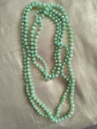 Due collane di perle verdi