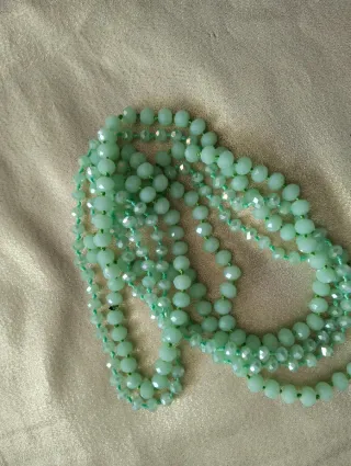 Due collane di perle verdi