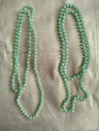 Due collane di perle verdi