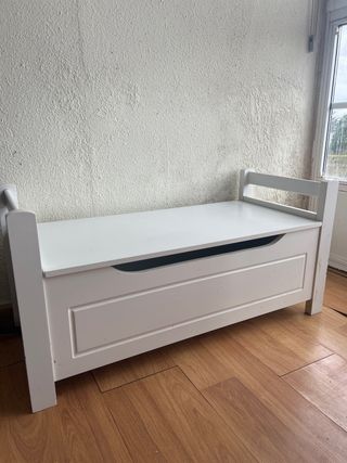 Baúl de almacenaje de madera blanco