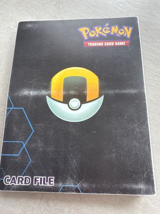 Carpeta Pokémon con 44 cartas