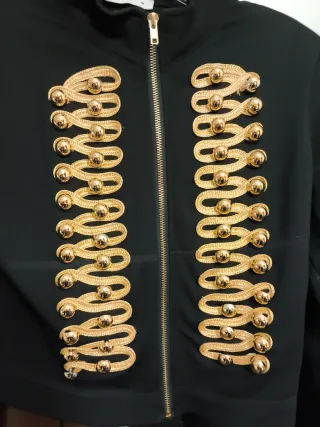 Cazadora tipo Beatles negra con adornos dorados