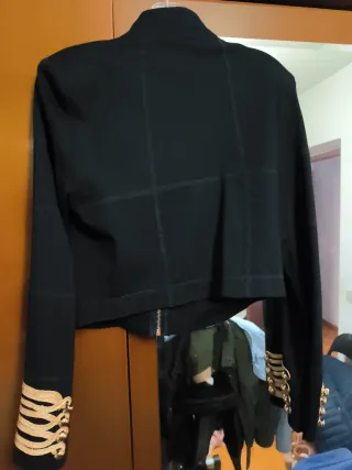 Cazadora tipo Beatles negra con adornos dorados