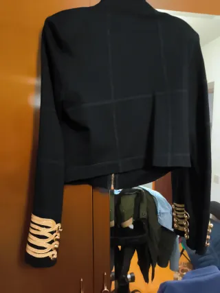 Cazadora tipo Beatles negra con adornos dorados