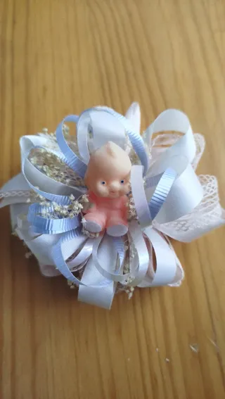 Adorno infantil con muñeco y cintas