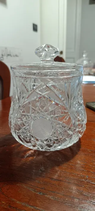 Barattolo in cristallo lavorato con coperchio