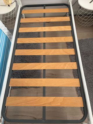 Estructura de cama de madera blanca