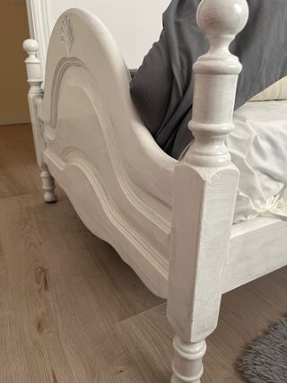 Estructura de cama de madera blanca
