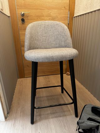 Taburete alto tapizado gris patas negras