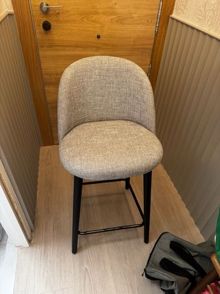 Taburete alto tapizado gris patas negras