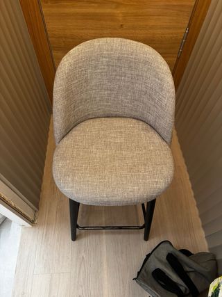 Taburete alto tapizado gris patas negras