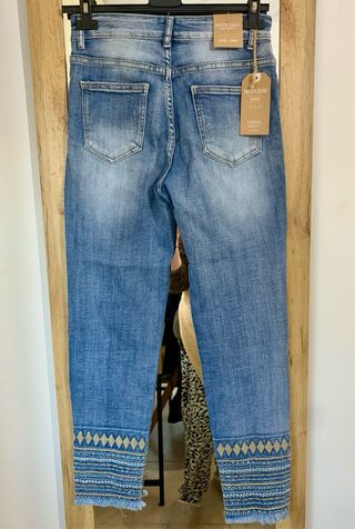Vaqueros boho con bordados nuevos