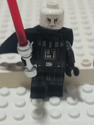 Lego Star Wars Darth Vader con sable