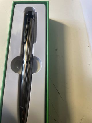 Bolígrafo de metal con clip