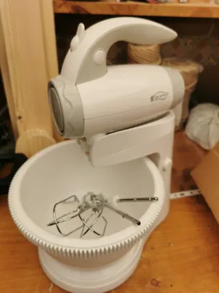 Batidora amasadora blanca