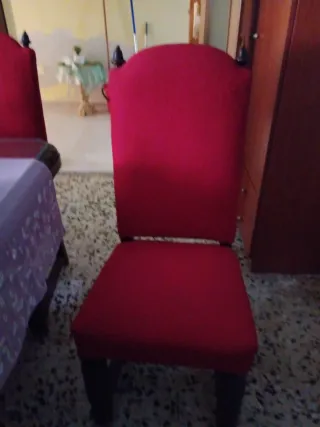 Cama antigua con mesitas y sillas