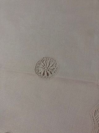 Camino de mesa de lino con encaje