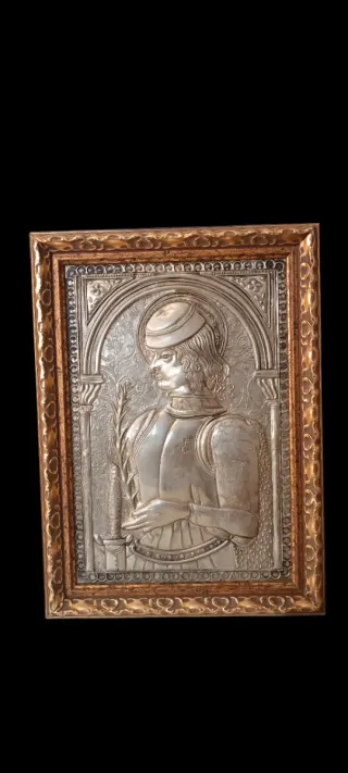 Pareja cuadros relieve metal dorado y plateado