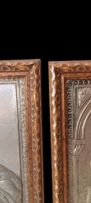 Pareja cuadros relieve metal dorado y plateado