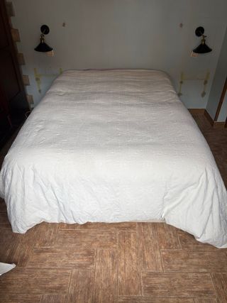 Canapé abatible beige y blanco