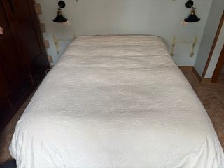 Canapé abatible beige y blanco